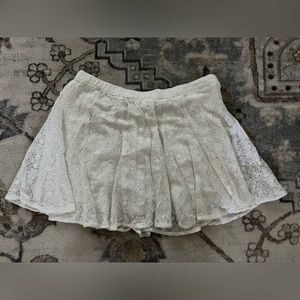 ABERCROMBIE AND FITCH PLEATED WHITE LACR SKIRT